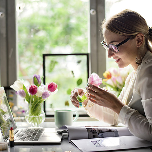 Use sola flowers in office decoration