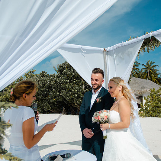 The elegant centerpieces for winter wedding