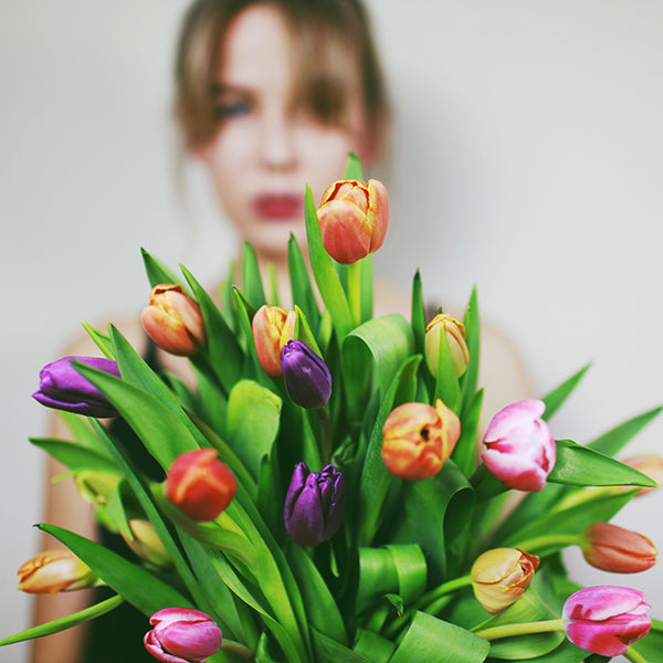 Arrange an artificial flowers bouquet