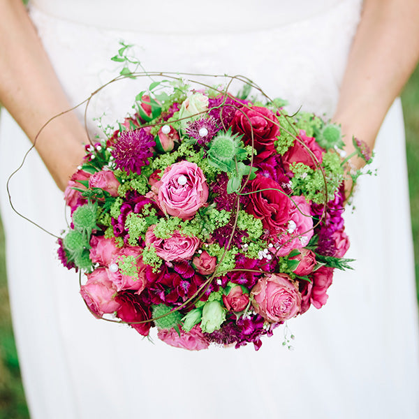 How to use wedding aisle flowers?